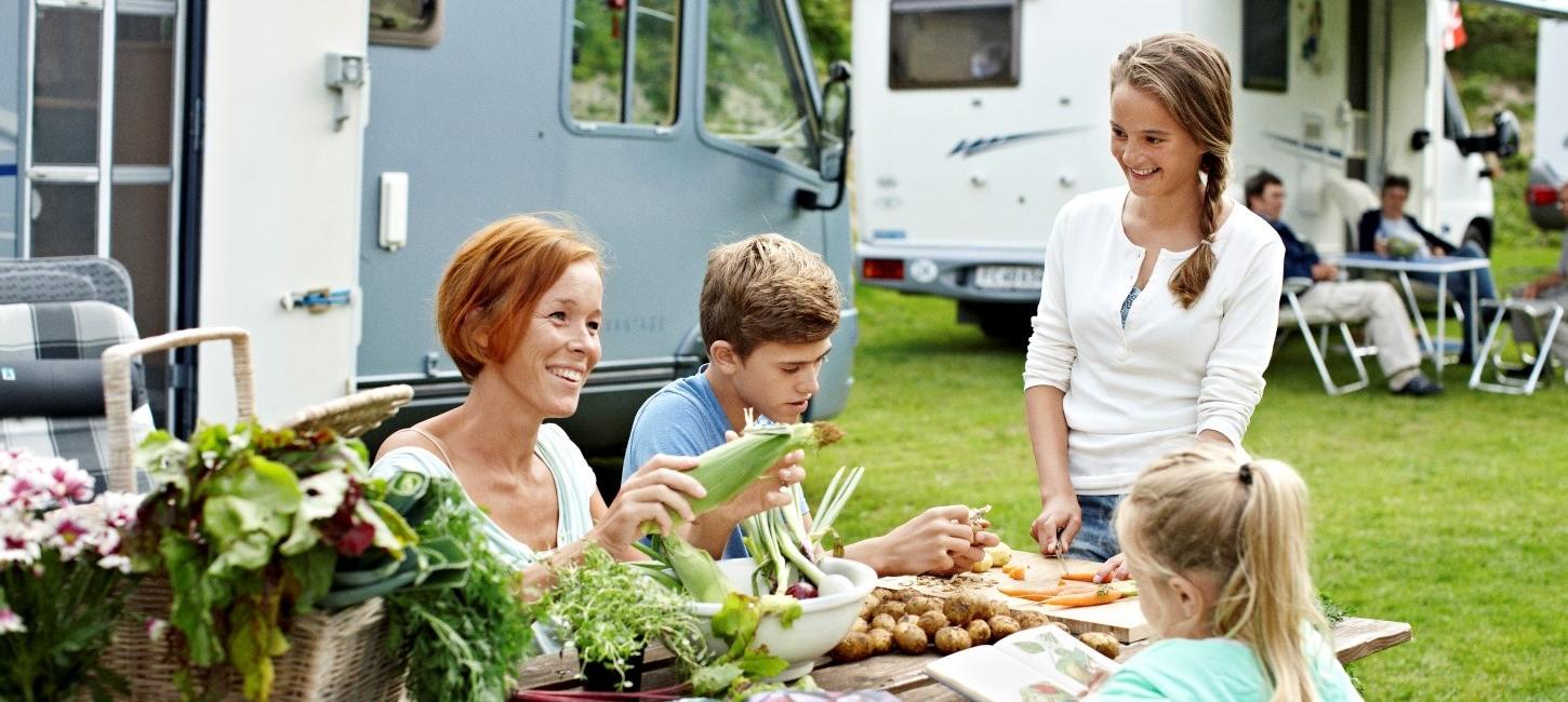 familie forbereder mad på campingplads