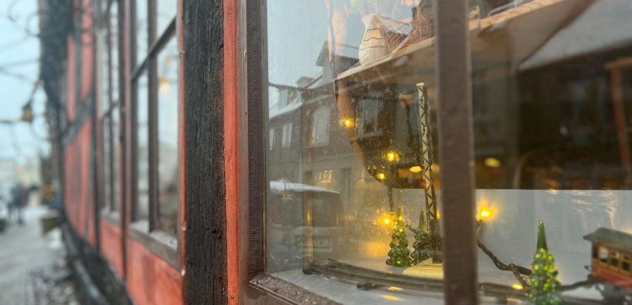 Juleudsmykning i vinduet i Farvergården i Kerteminde